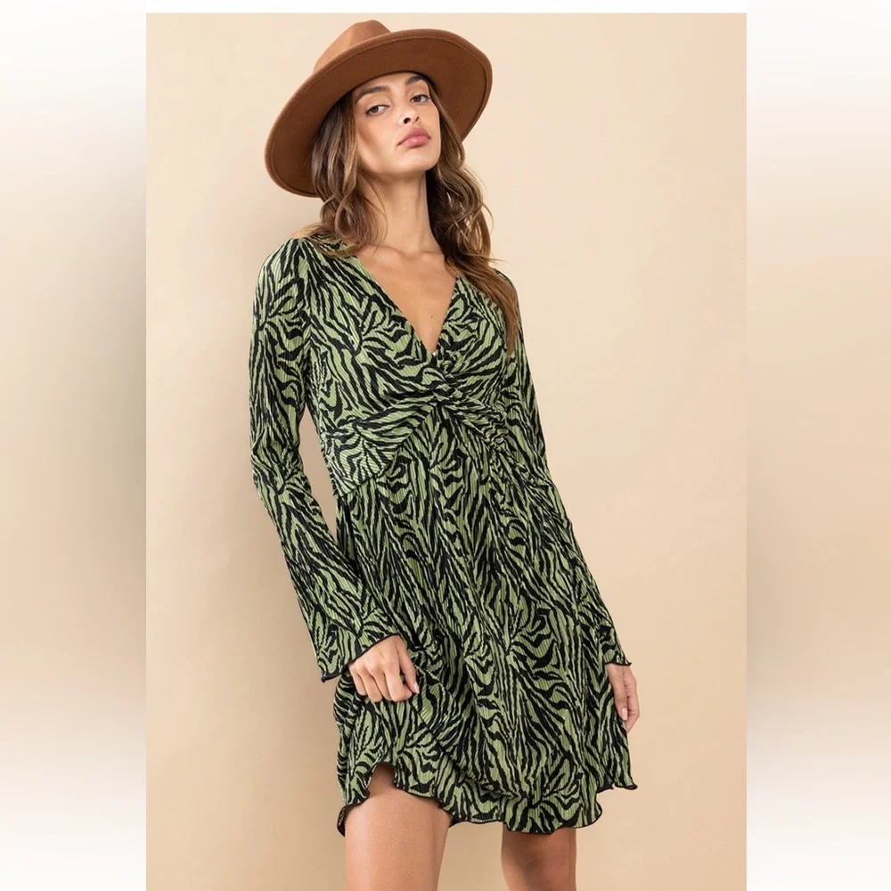 40 Fabulous Wave Pattern Front Twist Dress - Picture 4 of 7